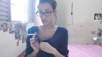 sublittlelaura manyvids red-haired bitch jerks off pussy with sex toy