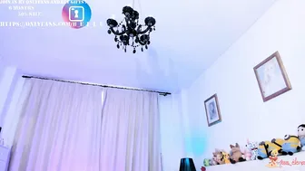 miss_elena sexy lady gently pulls the pussy