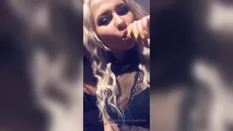 Juju Brais, Julia Abrams,  Beauty licks rubber dick